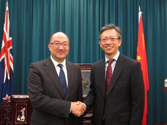 政制及内地事务局局长谭志源（左）今日（九月二十二日）早上在新西兰威灵顿礼节拜会中华人民共和国驻新西兰大使王鲁彤（右）。