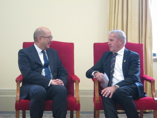 政制及内地事务局局长谭志源（左）今日（九月二十二日）上午在新西兰威灵顿与新西兰国会议长David Carter（右）会面。