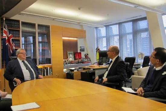政制及内地事务局局长谭志源（右二）今日（九月二十二日）上午在新西兰威灵顿与新西兰议会领袖Gerry Brownlee（左一）会面。