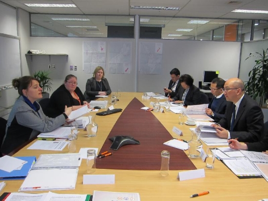 政制及内地事务局局长谭志源（右一）今日（九月二十二日）下午在新西兰威灵顿听取新西兰选举委员会经理Kristina Temel（左一）介绍新西兰的选举制度和安排。