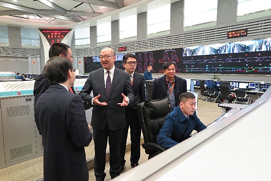 政制及内地事务局局长谭志源（左三）今日（十一月二十四日）在杭州参观一间铁路企业，并在控制室听取有关车务运作的介绍。