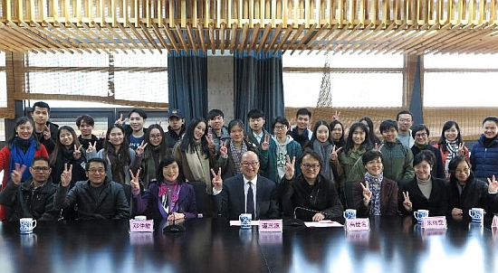政制及内地事务局局长谭志源今日（十一月二十四日）下午到访中国美术学院。图示谭志源（前排左四）与在杭州就学的香港学生见面，了解他们的学习和生活情况。