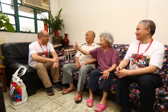 The Secretary for Constitutional and Mainland Affairs, Mr Raymond Tam (first left) visits an elderly family in Yau Tsim Mong District today (June 17) to learn about their life and distribute gift packs to them.