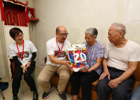 The Secretary for Constitutional and Mainland Affairs, Mr Raymond Tam (second left), accompanied by the District Officer (Yau Tsim Mong), Mrs Laura Aron (first left), visits an elderly family in Yau Tsim Mong District today (June 17) to learn about their life and distribute gift packs to them.