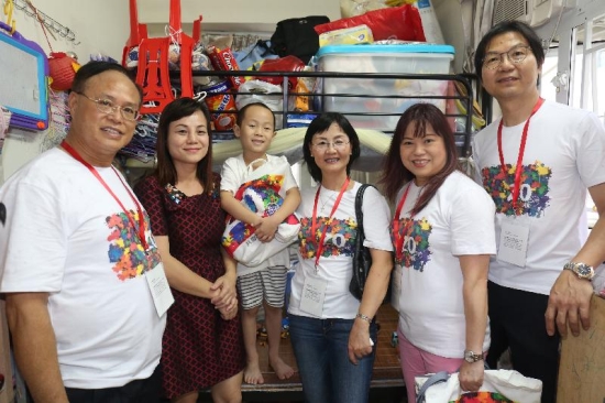 The Permanent Secretary for Constitutional and Mainland Affairs, Ms Chang King-yiu (third right), and the Deputy Secretary for Constitutional and Mainland Affairs, Miss Rosanna Law (second right), visit a family in Yau Tsim Mong District today (June 17) and distribute gift packs to the family.