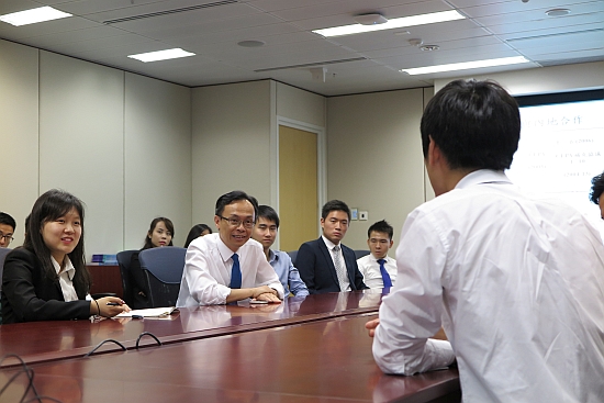 The Secretary for Constitutional and Mainland Affairs, Mr Patrick Nip (second left), today (August 3) met a group of Hong Kong and Mainland students who joined the University of Hong Kong-Peking University Youth Forum. He encouraged them to enhance exchange and co-operation and to foster mutual understanding and learning during the process with a view to working together to contribute to the country's development. Mr Nip said that the Guangdong-Hong Kong-Macao Bay Area has opened up new room for development for Guangdong, Hong Kong and Macao as well as the country. It has also provided lots of opportunities for young people in Hong Kong and the Mainland. He urged them to proactively grasp the opportunities to enhance their personal development on the one hand and to contribute to the development of the country on the other. Co-organised by the University of Hong Kong and Peking University, the Forum aimed at promoting exchanges and mutual understanding between students of Hong Kong and the Mainland.