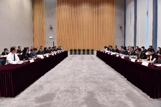 财政司司长陈茂波（右六）和澳门特别行政区经济财政司司长梁维特（左六）今日（十月二十七日）共同主持在香港举行的第十次港澳合作高层会议。