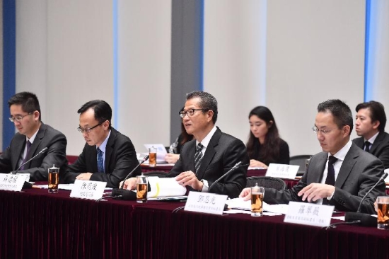 第十次港澳合作高层会议今日（十月二十七日）在香港举行。图示财政司司长陈茂波（右二）在会议上发言。