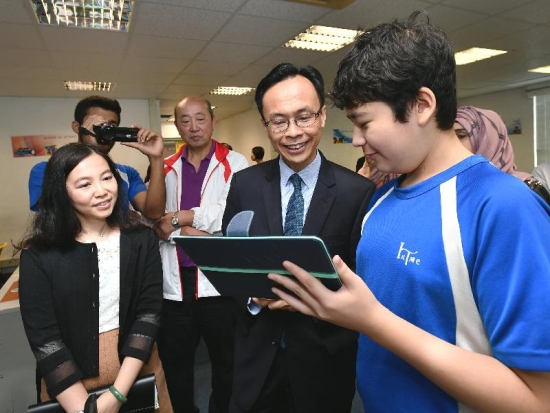The Secretary for Constitutional and Mainland Affairs, Mr Patrick Nip, visited Islamic Kasim Tuet Memorial College today (November 17) and toured its STEM (science, technology, engineering and mathematics) laboratory. Picture shows a student demonstrating a self-designed online game to Mr Nip (second right).