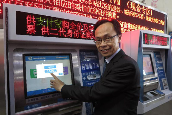 The Secretary for Constitutional and Mainland Affairs, Mr Patrick Nip, observed the operation of automatic ticket vending and issuing machines that accept the Mainland Travel Permit for Hong Kong and Macao Residents at Guangzhou South Station today (January 12) to learn more about the procedures for purchasing and collecting tickets.