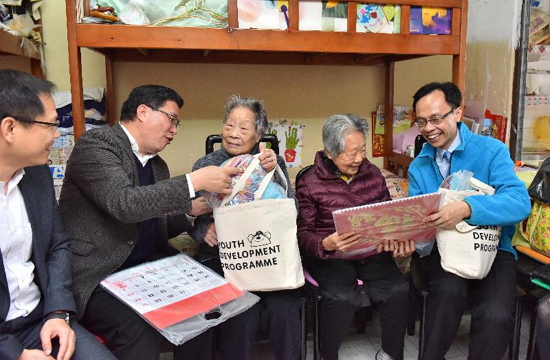 政制及内地事务局局长聂德权（右一）今日（一月二十五日）探访黄大仙的长者家庭，并向她们送上礼物包。