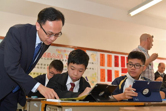 政制及內地事務局局長聶德權（左）今日（三月二日）到訪位於葵青區的棉紡會中學，參觀學生在英語課堂的學習情況。