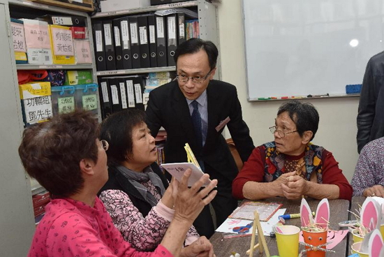 The Secretary for Constitutional and Mainland Affairs, Mr Patrick Nip, toured a social service centre of Windshield Charitable Foundation at Kwun Tong today (March 23). Picture shows Mr Nip (second right) chatting with the elderly people who participated in the activities of the centre.