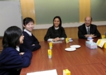 The Under Secretary for Constitutional and Mainland Affairs, Mr Raymond Tam, visits the SPHRC Kung Yik She Secondary School this afternoon (March 26). Photo shows Mr Tam chatting with the students during a sharing session.