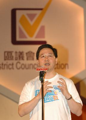 图示政制及內地事务局局长林瑞麟在「二○○七年区议会选举」揭幕礼上致辞。