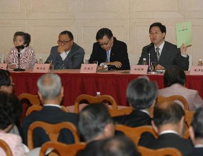 圖示政制及內地事務局局長林瑞麟（右）今日（九月十七日）下午出席香港地區全國政協委員舉辦的座談會，向他們介紹《政制發展綠皮書》。