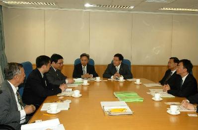 The Secretary for Constitutional and Mainland Affairs, Mr Stephen Lam (third right), meets representatives of the Council of Hong Kong Professional Associations and a number of professional bodies at Government Headquarters this morning (October 9) as part of the public consultation exercise on the Green Paper on Constitutional Development