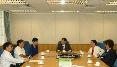 The Secretary for Constitutional and Mainland Affairs, Mr Stephen Lam, met with a number of legislators at Government Headquarters this afternoon (October 9) and listened to their views on the Green Paper on Constitutional Development