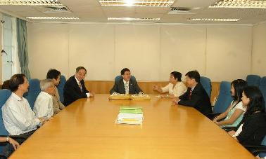 The Secretary for Constitutional and Mainland Affairs, Mr Stephen Lam, met with a number of district organisations in Kowloon, including the Kowloon Federation of Associations, the Unified Association of Kowloon West, the Unified Association of Kowloon East and the Hong Kong Youths Unified Association at Government Headquarters this afternoon (October 9)