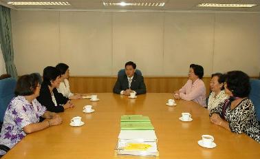 English Caption: The Secretary for Constitutional and Mainland Affairs, Mr Stephen Lam, met with the Hong Kong representatives of the Chinese Federation of Women organisations at Government Headquarters this afternoon (October 9)