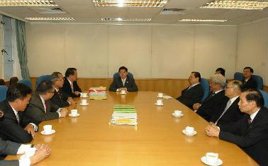 The Secretary for Constitutional and Mainland Affairs, Mr Stephen Lam, met with the representatives of a number of community organisations, including the Federation of Hong Kong Guangdong Community Organisations, the Hong Kong Federation of Fujian Associations and the Hong Kong Federation of Overseas Chinese Associations, at Government Headquarters this afternoon (October 9)