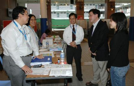 The Secretary for Constitutional and Mainland Affairs, Mr Stephen Lam, visiting the CCC Kei Wa Primary School Polling Station in Kowloon Tong this (November 18) afternoon