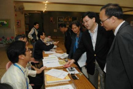The Secretary for Constitutional and Mainland Affairs, Mr Stephen Lam (second from right), visits the Mission Covenant Church Holm Glad Primary School Polling Station in Kwun Tong this (November 18) afternoon