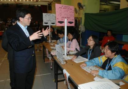 Photo shows the Secretary for Constitutional and Mainland Affairs, Mr Stephen Lam, visiting the Hennessy Road Government Primary School Polling Station in Wan Chai this (December 2) afternoon