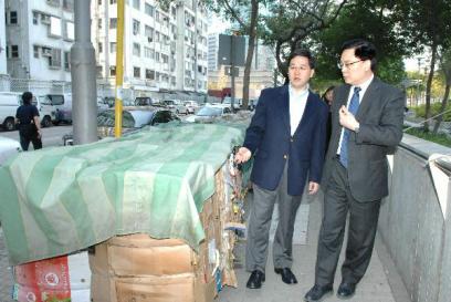 Photo shows the Secretary for Constitutional and Mainland Affairs, Mr Stephen Lam (left), being briefed on the operation of the recycle shops for waste paper and scrap metal in Hoi Chak Street in Quarry Bay