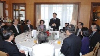 The Secretary for Constitutional and Mainland Affairs, Mr Stephen Lam, today (March 14) hosted a lunch for speakers of a forum on cross-strait affairs and representatives of the forum's joint organisers, CS Culture Foundation and the Taiwan Business Association (HK) Ltd