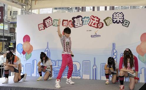 歌手狄易達今日（三月六日）下午於「愛香港‧愛《基本法》同樂日」中表演，吸引不少市民欣賞。