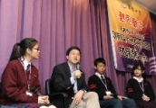 The Secretary for Constitutional and Mainland Affairs, Mr Stephen Lam, visited Sai Kung District this afternoon (February 23) to get an update on the district. Mr Lam's first stop was a visit to the HKMLC Queen Maud Secondary School at Hau Tak Estate, Tseung Kwan O. Mr Lam chats with students from different grades sharing their experiences in taking part in national education activities.