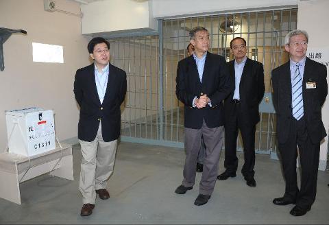 The by-election in the Sha Tin District Council Tai Wai Constituency is held today (March 29). Photograph shows the Secretary for Constitutional and Mainland Affairs, Mr Stephen Lam, visiting the dedicated polling station set up at the Lai Chi Kok Reception Centre at Butterfly Valley Road, Kowloon for male electors in the constituency who are remanded in the Correctional Services Department's custody this morning.