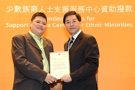 圖示林瑞麟頒授委任信予香港國際社會服務社發展總監彭藝珠。