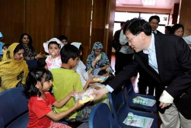 Photo shows Mr Lam distributing packs of anti-flu supplies to the forum participants.