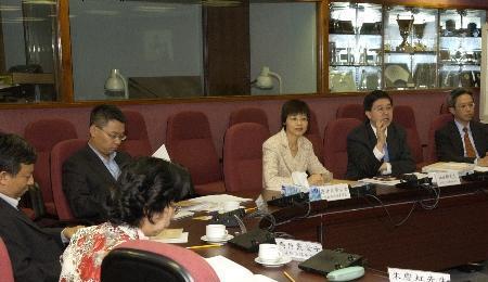 Secretary for Constitutional and Mainland Affairs, Mr Stephen Lam, meets the Chairmen and Vice-chairmen of the 18 District Councils this afternoon (December 13) to explain the Chief Executive's report to the Standing Committee of the National People's Congress and the "Report on Public Consultation on Green Paper on Constitutional Development"