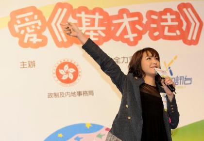 圖示歌手官恩娜於「愛香港‧愛《基本法》同樂日」中獻唱，吸引不少市民欣賞。