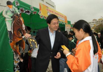 Photo shows the Secretary for Constitutional and Mainland Affairs, Mr Stephen Lam, participating at one of the game booth at the Inter-School Basic Law Game Booth Design Competition 2008/2009 (Primary School Category) today (February 21).
