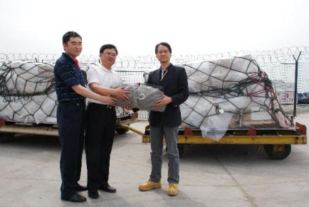 Photo shows the Director of the Hong Kong Economic and Trade Office in Chengdu, Mr Richard F C Luk (right), on behalf of the Hong Kong Special Administration Region Government, presenting the first 1,000 tents to the Deputy Director of the Hong Kong and Macau Affairs Office, Sichuan Provincial Peoples' Government, Mr He Ping (middle), and the Division Director of the Department of Civil Affairs, Sichuan Provincial Peoples' Government, Mr Yang Cheng Wen