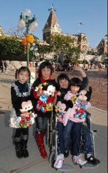 Photo shows members of the delegation having a rewarding trip to Hong Kong Disneyland today (January 19).