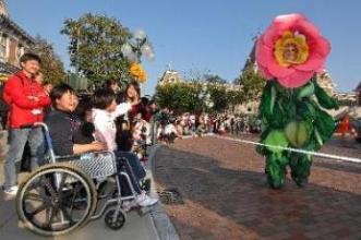 图示访问团成员今日（一月十九日）在香港迪士尼乐园內欣赏表演节目。