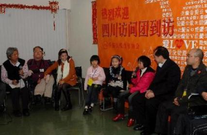 The delegation of Sichuan earthquake victims and quake-relief personnel visited the Jockey Club Activity Centre of the Hong Kong Federation of Handicapped Youth today (January 20). Photo shows them at an experience sharing session with members of the federation.