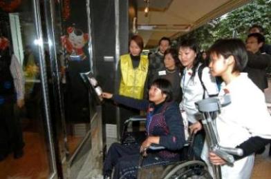 图示访问团成员今日（一月二十日）参观香港伤残青年协会赛马会活动中心时，试用为残疾人士而设的设施。