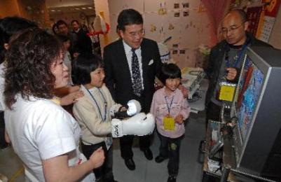 四川访问团今日（一月二十日）前往九龙医院参观儿童综合康復中心內的物理治疗运动室。图示访问团成员试用復康设备。