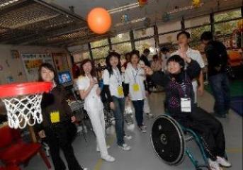 图示四川访问团成员今日（一月二十日）参观九龙医院儿童综合康復中心的物理治疗运动室期间，试用復康设备。