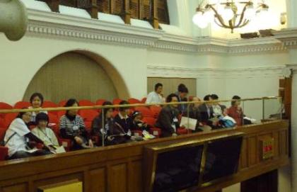 圖示四川訪問團成員今日（一月二十日）在立法會公眾席上參觀一立法會委員會會議。