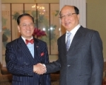 The Chief Executive, Mr Donald Tsang, meets Mayor of Taichung City, Mr Jason Hu, at Government House today (April 15). Mr Tsang noted that this was the first official delegation from the Taiwanese government to visit Hong Kong at the invitation of the Hong Kong SAR Government, which was a breakthrough in the relationship between the two places and signified that co-operation was brought to a new level. Mr Tsang and Mr Hu exchanged views on the latest development in Hong Kong and Taiwan. Both expressed the wish to strengthen exchanges and interaction between the two cities in areas such as economic development, finance, environmental protection, tourism, education and city management.