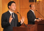 圖示政制及內地事務局局長林瑞麟與台中市市長胡志強今日（四月十五日）在出席「香港－台灣城市交流論壇」後會見傳媒。