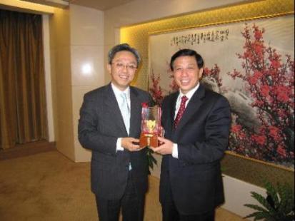 政制及內地事務局常任秘書長羅智光（左）向外交部副部長張業遂致送紀念品。
