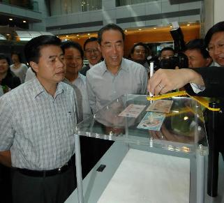 政务司司长唐英年与广东省省长黄华华今日（八月一日）到访香港科学园。图示唐英年与黄华华参观光电子中心內的產品。